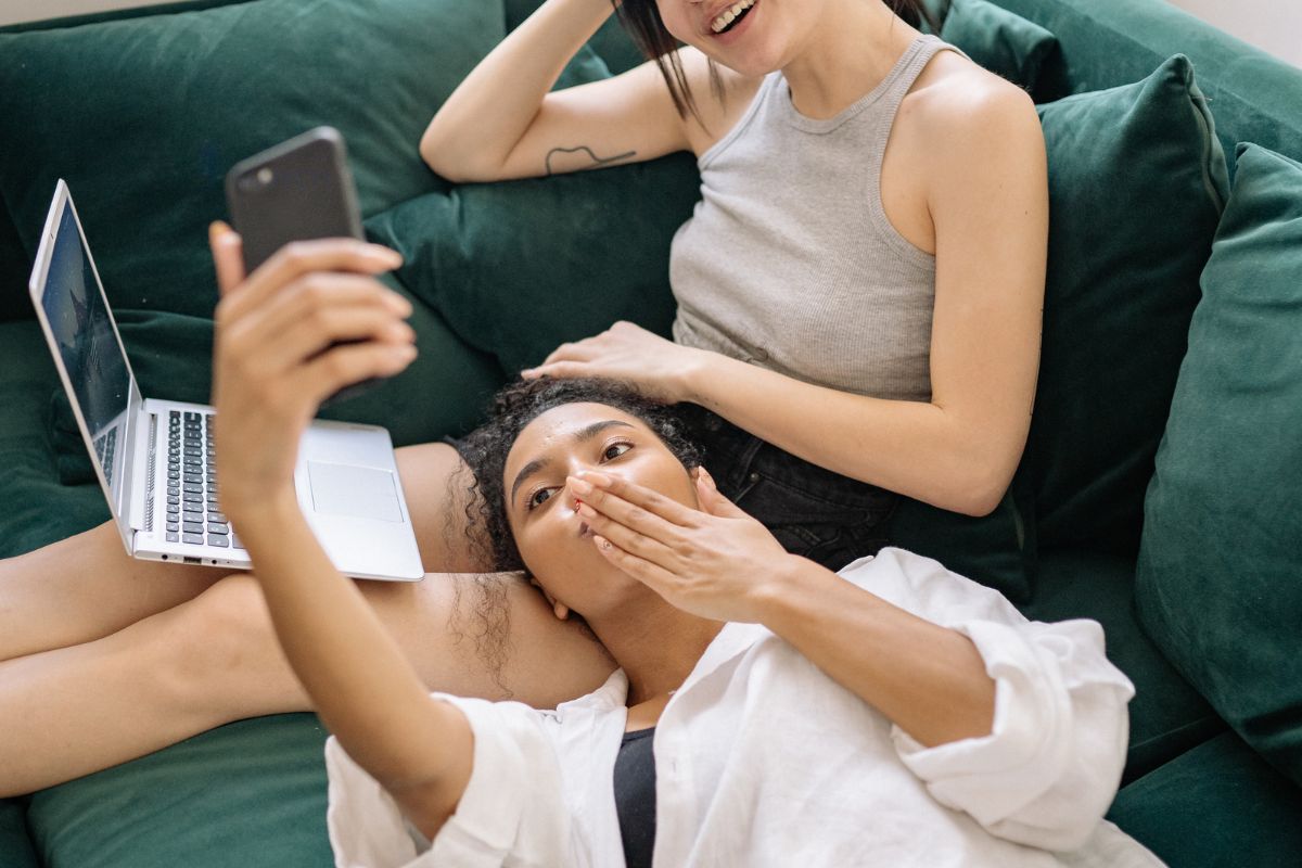 Strengthening the Digital Tie: The Art of Online Relationship Bonding in 2026