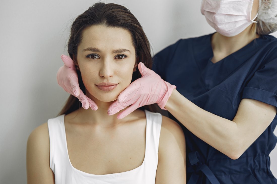 8 Reasons to Consult a Facial Cosmetic Surgeon Toronto for Long-Term Facial Confidence