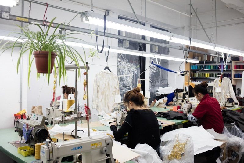 How Clothing Manufacturers Maintain Quality in Bulk Production