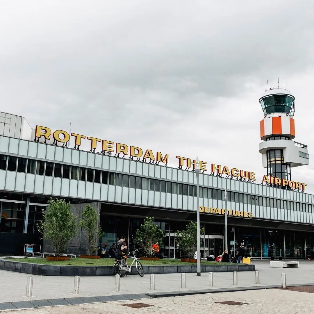 Schiphol Den Haag Taxi for Business and Leisure Travelers: Comfort, Convenience, and On-Time Service