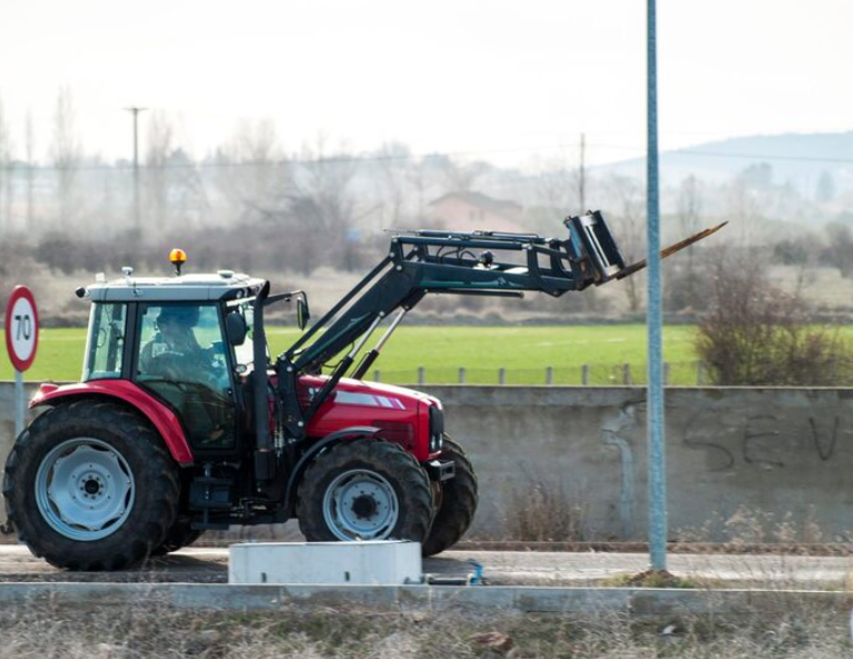 Choosing the Right Hitch Kits for John Deere Tractors and 3 Point Tractor Hitch Equipment