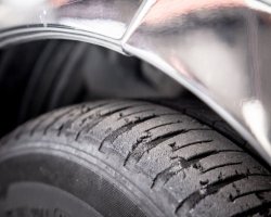 How to Identify Early Signs of Tyre Sidewall Damage