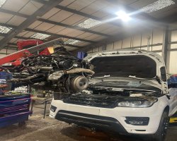 How Does the Range Rover Engine Manage Power Without Aggressive Throttle Response?