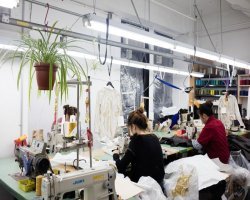 How Clothing Manufacturers Maintain Quality in Bulk Production